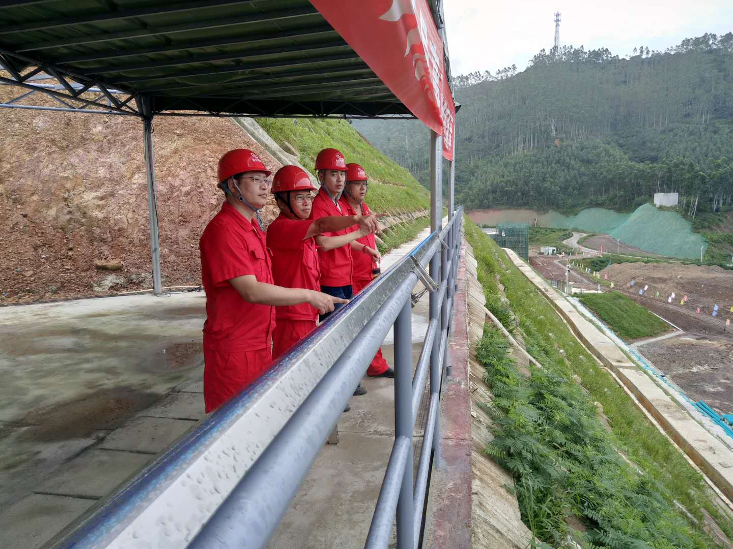 資深項目經理黃會元(左二)